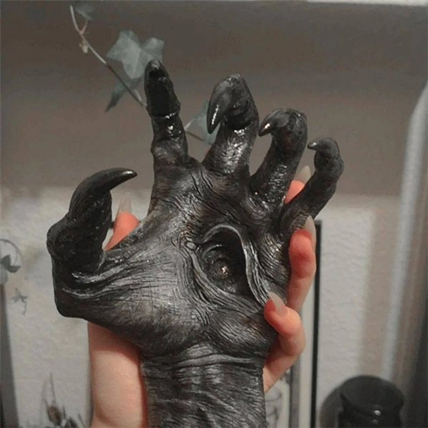 Halloween Gothic Witch Hand Statue – Creative Resin Wall Art Sculpture & Decorative Hanger for Home & Party Décor